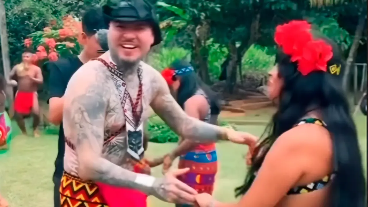 En la foto: Farruko en comunidad Emberá Querá 